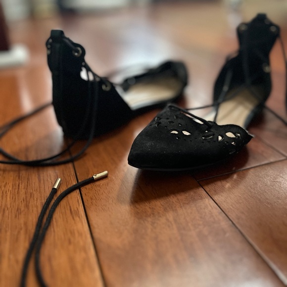 Black Aldo flats with wrap around ties - Picture 8 of 8